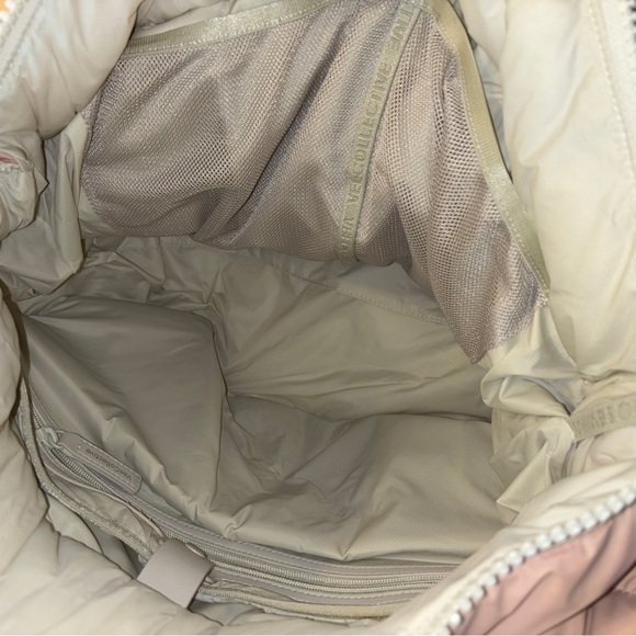 Vee Collective Berlin Large Quilted Porter Basque Matte Pink Tote Bag NWOT. - Picture 4 of 4